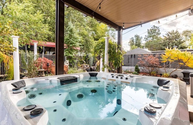 Oasis in the City - Hot tub, Pool table, Koi Pond