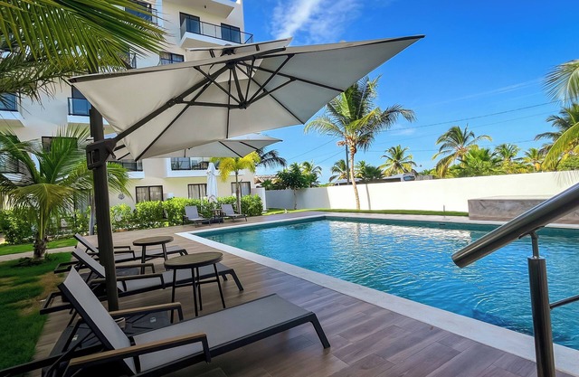 Oasis Retreat: 2 bedroom condo with private pool, gated, Punta Cana and central