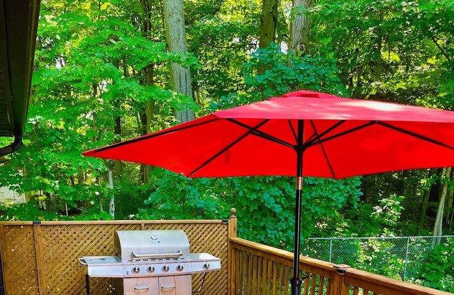 Oasis with HOT TUB and Heated Pool steps from Friday Harbour Resort