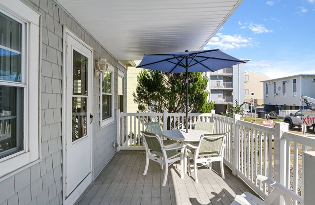 Ocean block cottage nestled steps away from OC shoreline FREE LINENS