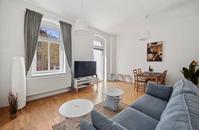 3 room bright old building - near TU & center | Nulana Holiday Homes in Dresden