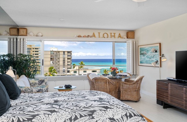 ¡Vistas al océano y Diamond Head desde el extremo tranquilo de Waikiki Beachfront!