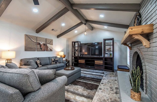 Ocean Dr Sleeps 19 with Hot Tub & Game Room