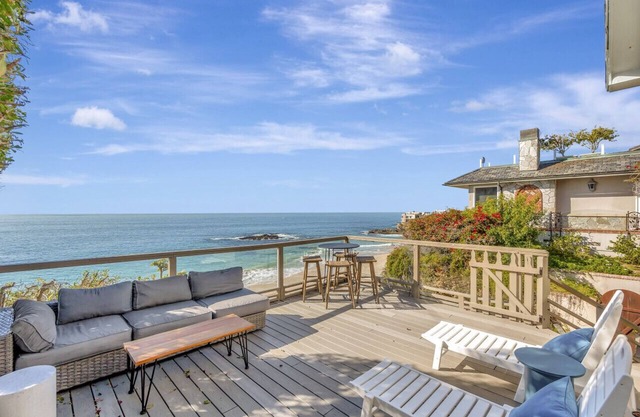 ¡CASA FRENTE AL MAR! ESCALERAS privadas desde su casa a la playa!