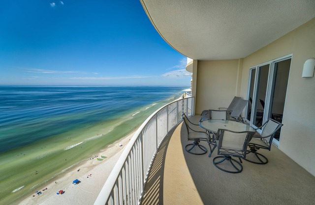 5 ESTRELLAS CONDOMINIO EN PRIMERA LINEA DE PLAYA PISO 21 CON BCH CHR RNT GRATIS