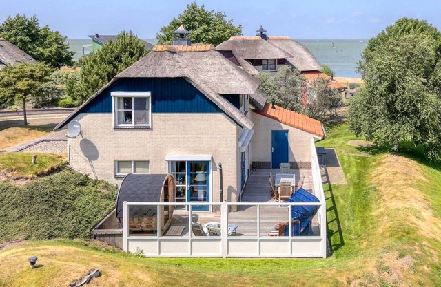 Casa frente al mar en Makkum con sauna