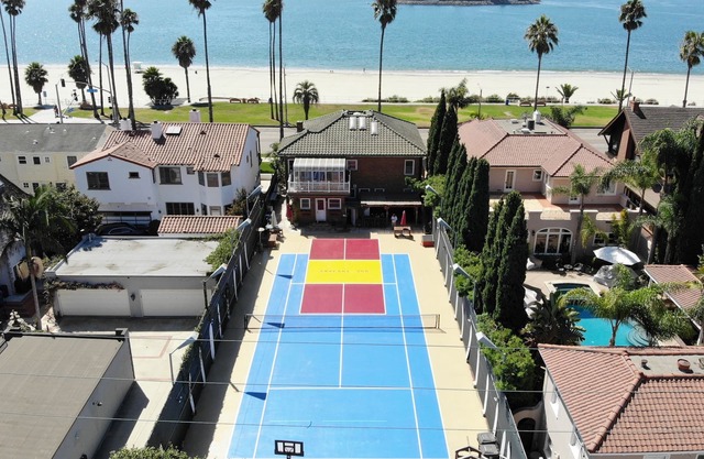 Casa frente al mar con patio de tenis privado.