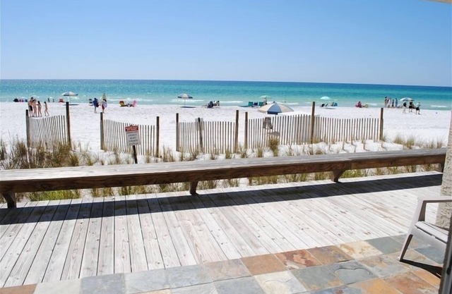 Seabox Unit 102 en Eastern Shores, Gulf Front: ¡diseñado profesionalmente!