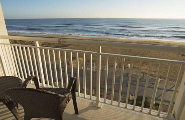 Ocean Sands Resort con un agradable balcón frente al mar