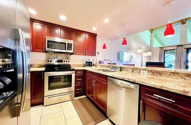 Ocean View 2B2b on Golf Course w/ Pool BBQ, 5 mins to Beach and Shopping Center