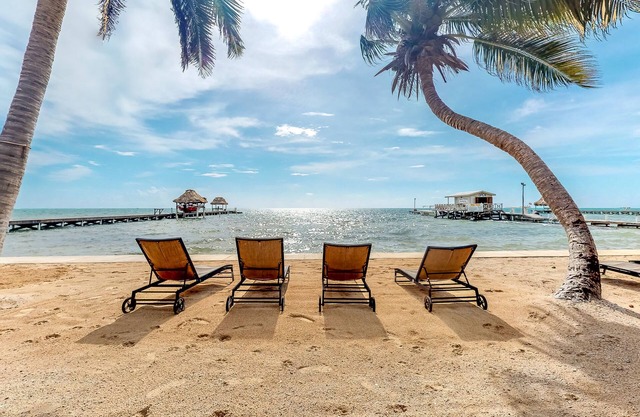 ¡Apartamento tranquilo con piscina compartida en el complejo frente a la playa, cerca de restaurantes y mucho más!