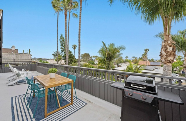 Ocean View Charming 1 BR w/ Large Deck - Walk to Beach & Cedros in Solana Beach