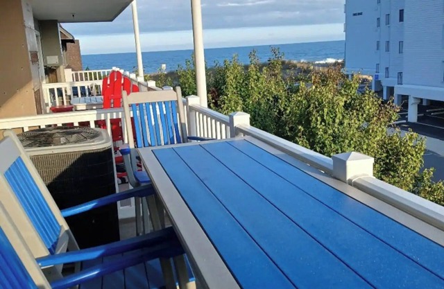 Just 90 steps from the beach! Cozy 1-bdrm condo.
