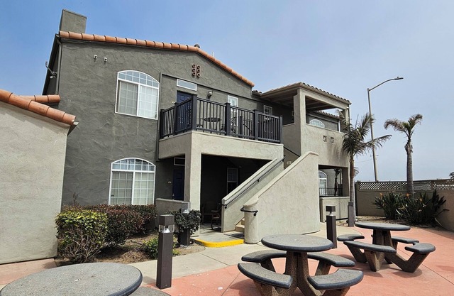 Ocean view, pet friendly condo a block from the beach