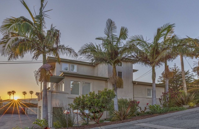 Elegante y actualizado condominio con vista al mar