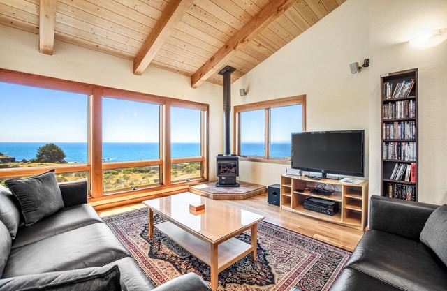 Una bañera de hidromasaje privada, piscina comunitaria, vistas al mar y cerca de Pebble Beach!