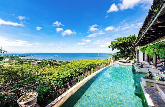Villa de lujo con vistas, piscina infiniti, cerca de la playa, tiendas y restaurantes, 3 dormitorios