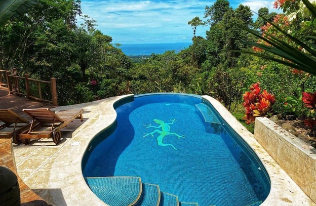 Ocean views and privacy above Uvita