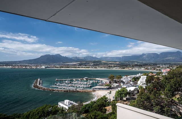 Ocean Views - Gorgeous ocean view apartment