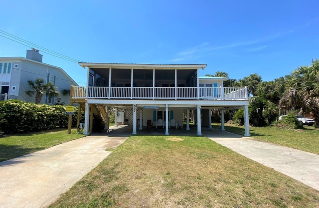 Ocean Views; Large Screened Porch & Sun Deck; Across from Beach Access; Cable TV & Wifi