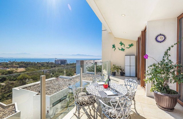 Ocean Views, Outdoor Dining, Beach Club, Wifi