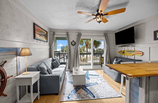 Oceanfront 2nd Floor Condo!! Community Pool & Fishing Pier! In the Heart of IOP!