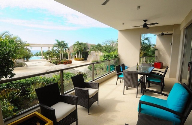Condo frente al mar a pasos de la piscina y la playa!