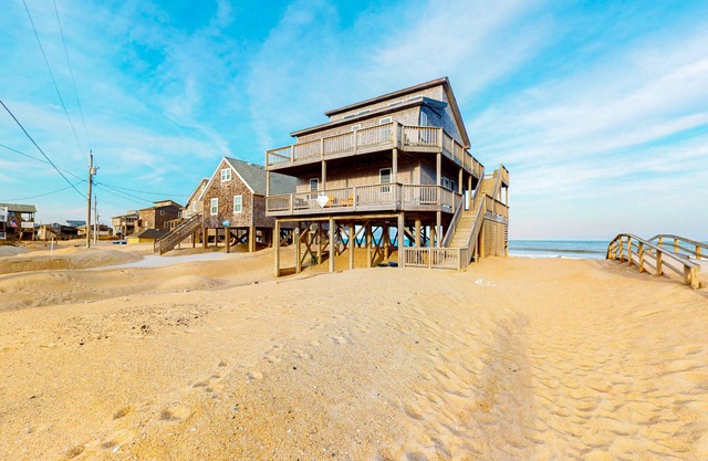 Oceanfront 4 bedroom house w/ private W/D, WiFi, shared pool, AC