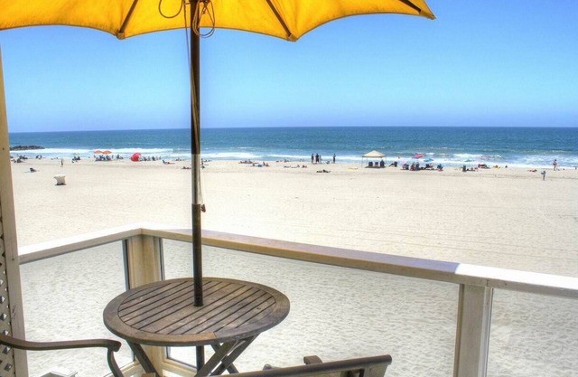 FRENTE AL MAR DE LUJO 4BD / 3BA CON VISTAS AL AGUA BLANCA