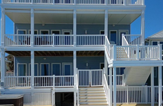 Propiedad de 6 dormitorios frente al mar con piscina privada y bañera de hidromasaje