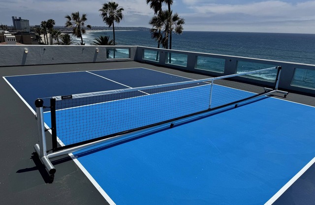 Frente al mar, piscina, jacuzzi, paseo al pueblo, cine en casa y ascensor.
