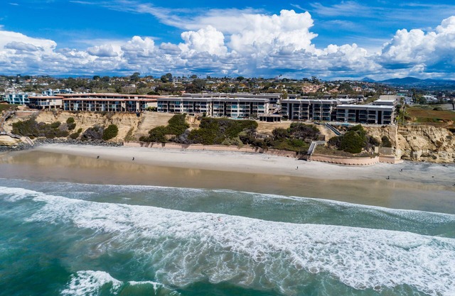 Oceanfront Del Mar Beach Club, condominio junto a la piscina de 2 dormitorios / 2 baños