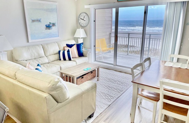 Vea, escuche y sienta el océano desde su patio privado. Frente al mar 2 habitaciones / 2 baños