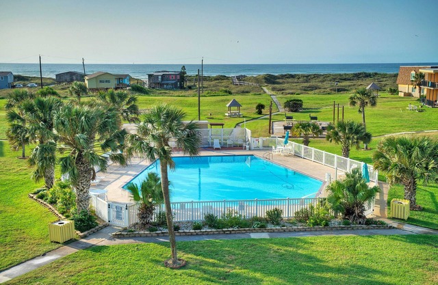 Oceanfront Condo w/ Private Balcony Pool + Tennis Bubbly Blew by Avantstay