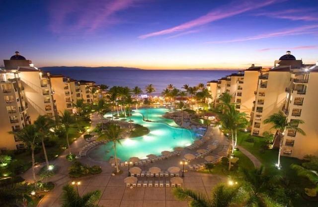 Oceanfront Elegance: 3400 SqFt Penthouse with Jacuzzi Dec 21-28- Contact Host!