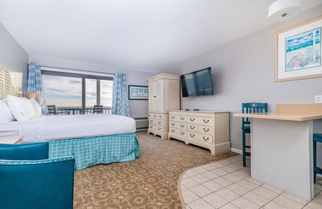 Oceanfront escape with full kitchen, bay-view balcony, AC & firepit