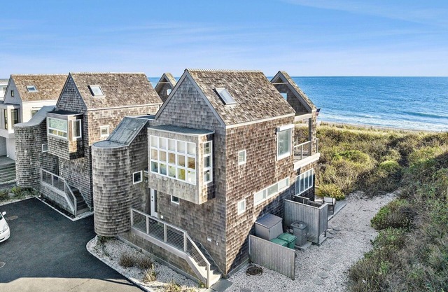 Oceanfront Home In Downtown Montauk!!! Private Ocean Beach Path!!