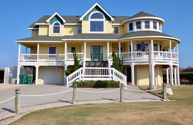 Oceanfront house with home theatre & rec room with pool table