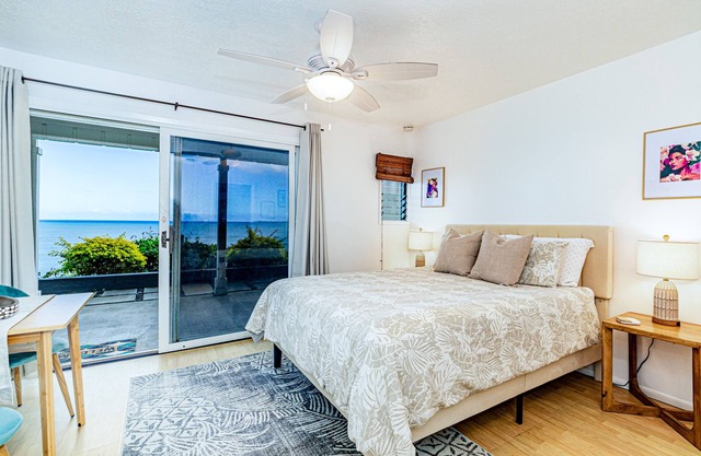 Oceanfront in Hilo Hale Kai Suites Heritage Room - Queen Bed, Private Bath