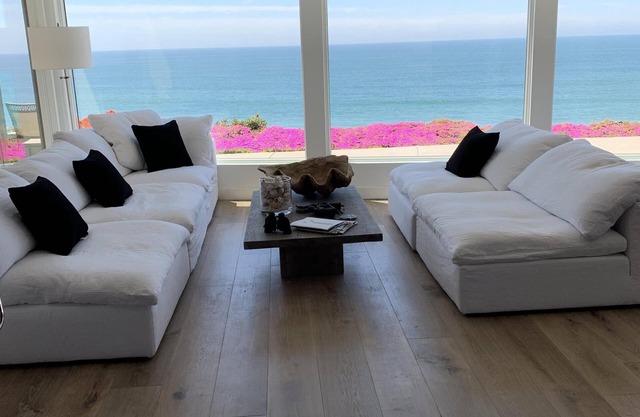 Casa de lujo frente al mar con vistas panorámicas en esta casa contemporánea.