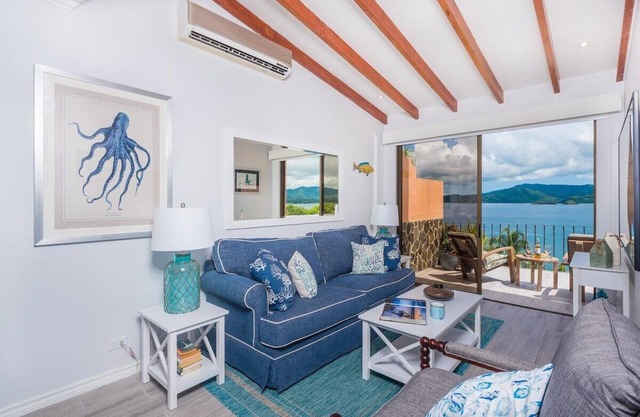 Remodelado! ¡Nuevo en el mercado! Hermoso desarrollo de condominios frente al mar en Flamingo!