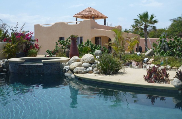 Frente al mar en playa aislada, piscina y palapa