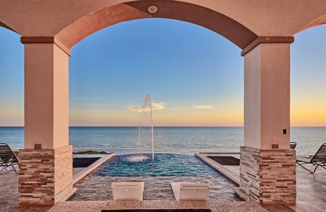 Casa de lujo frente a la playa con piscina privada y gran espacio al aire libre en el patio