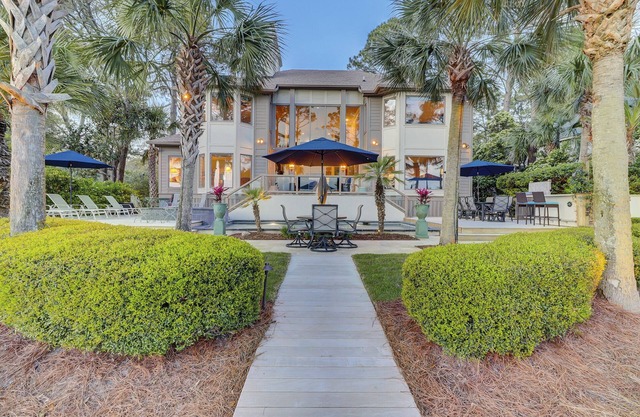 Impresionante casa de seis dormitorios frente al mar Sea Pines con una piscina privada!