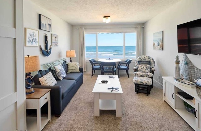 Ocean Front Condo. Sleeps 6. Pool And Sauna.