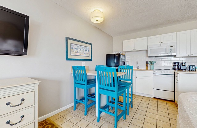 Oceanfront suite with water-view patio, AC, kitchenette & firepit - dogs welcome