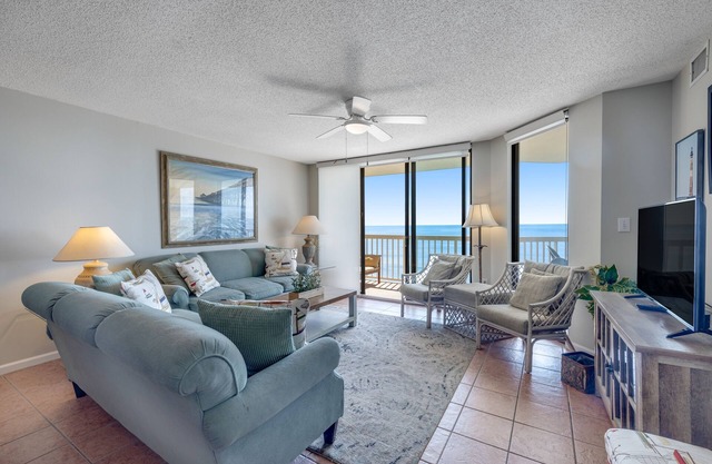 Frente al mar, villa en el tercer piso con excelentes vistas, balcón y 2 piscinas compartidas.