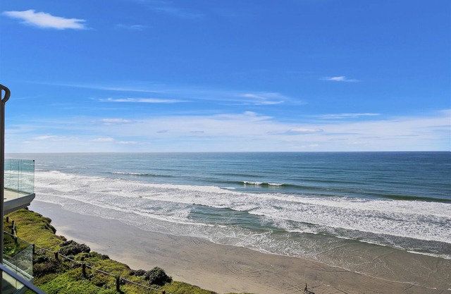 Frente al mar, piso superior, hermosa remodelación nueva en Solana Beach!