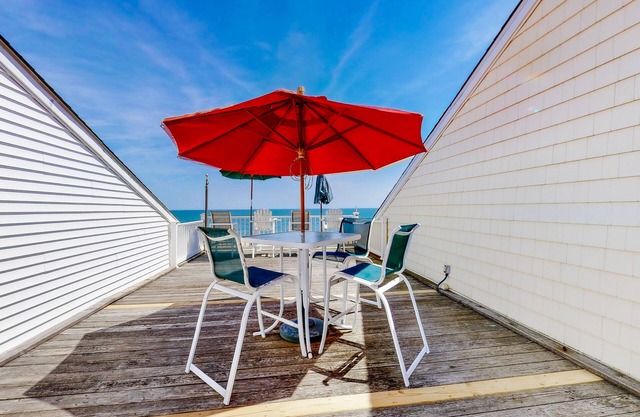 Oceanfront Townhome w/ Multiple Decks, Amazing Views, W/D & Beach Access
