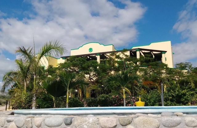 Villa frente al mar con piscina con vista infinita, 1/2 milla al norte de LosBarriles duerme 8